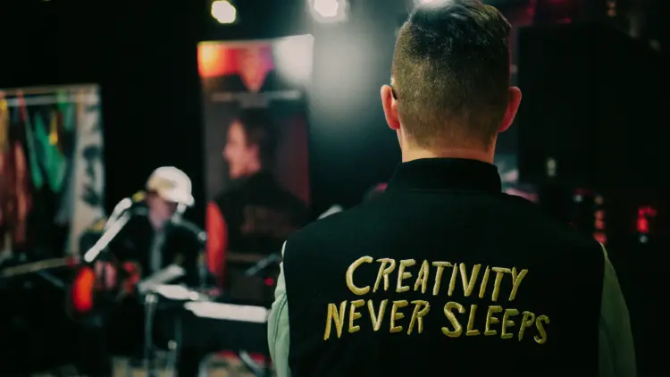 Entreprenörskap gymnasiet: elev i Academy X-jacka i kreativ studio