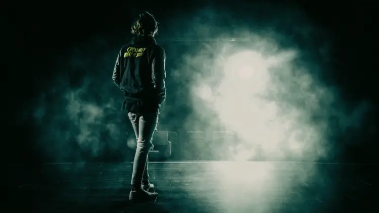 Byta gymnasium: elev står på en scen i dimma inför en ny start