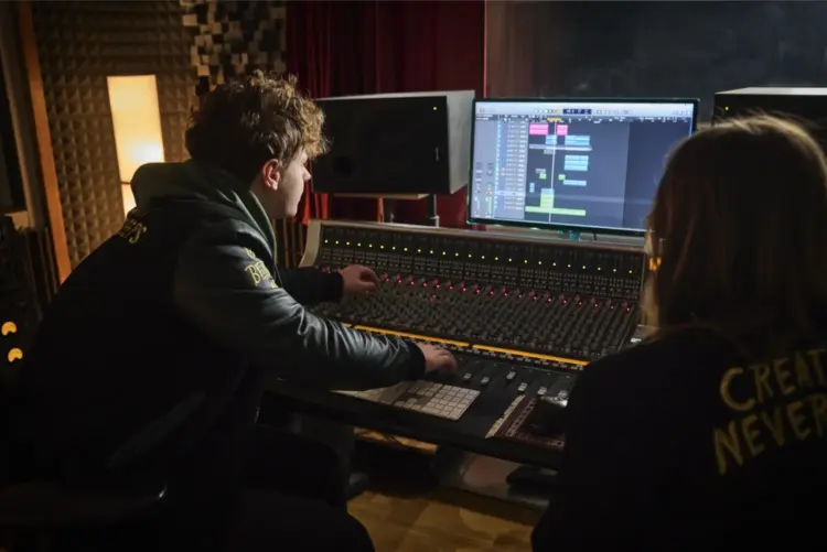 Elever på Academy X som sitter och producerar och lär sig att jobba med musik