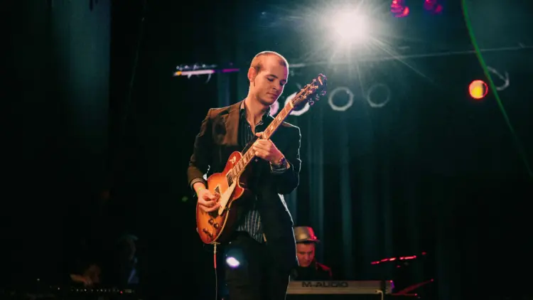 Musikgymnasium : elev spelar musik på scen på Academy X